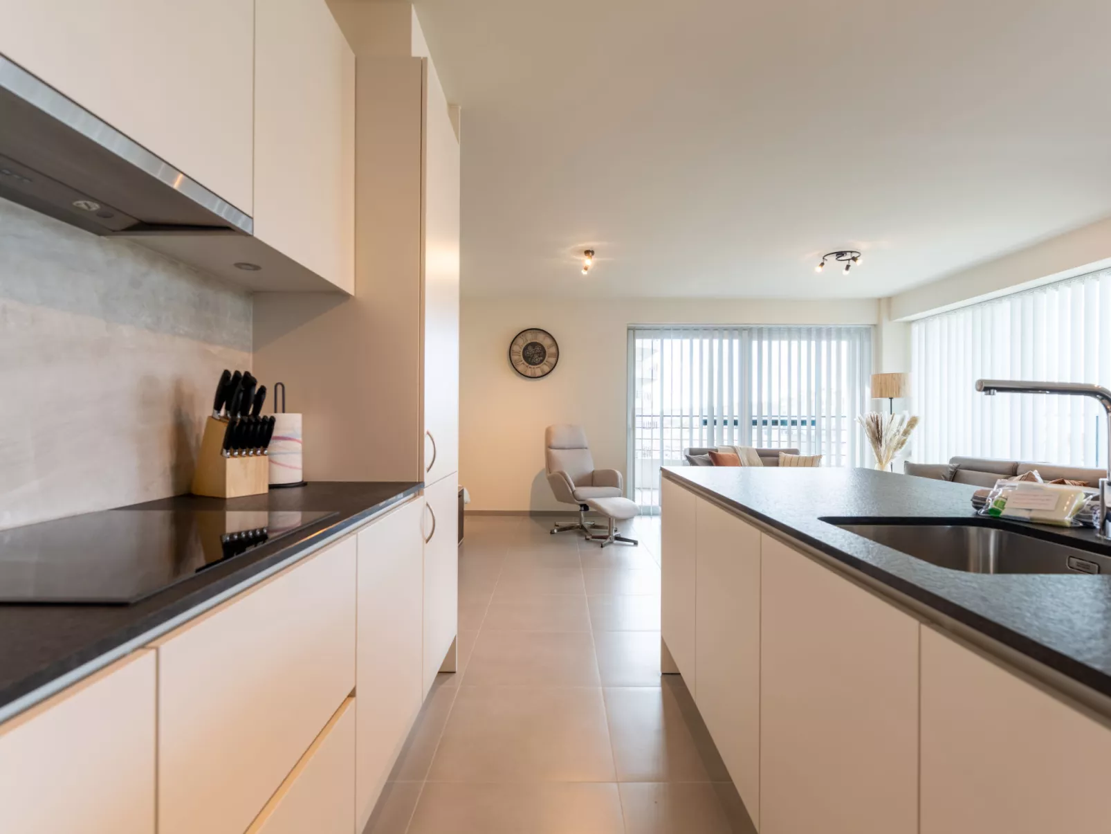 The Waves with parking-Dedans