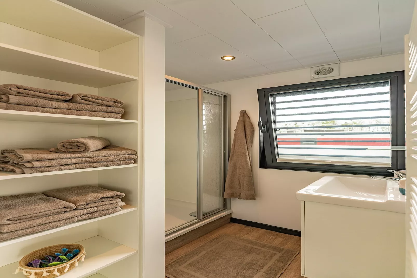 Hausboot in Zehdenick-Badezimmer