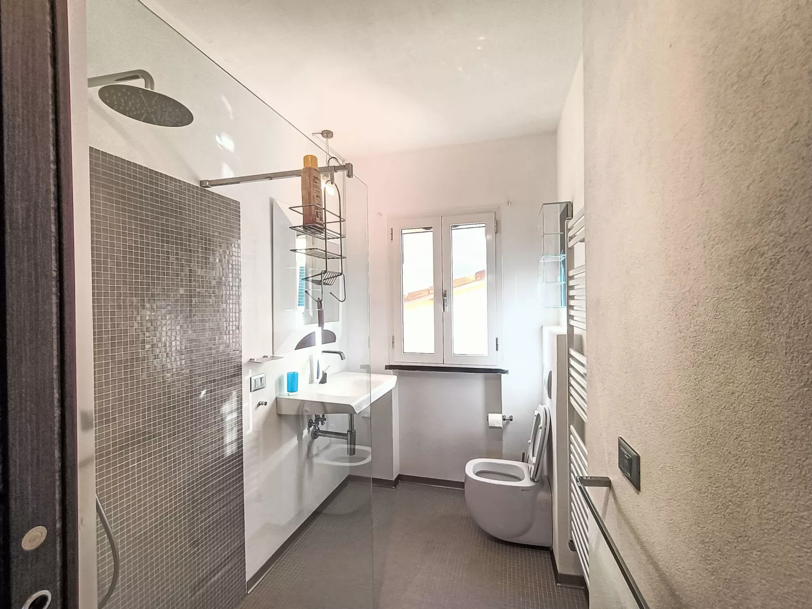 Terrazza con glicine-Drinnen