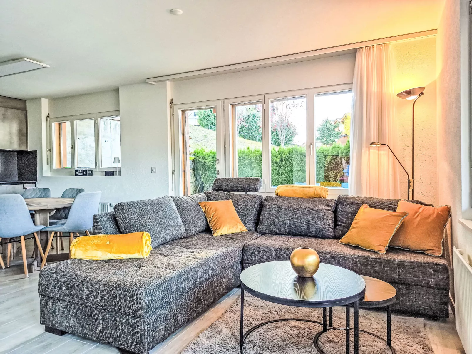 Ambassador 2/1-Inside