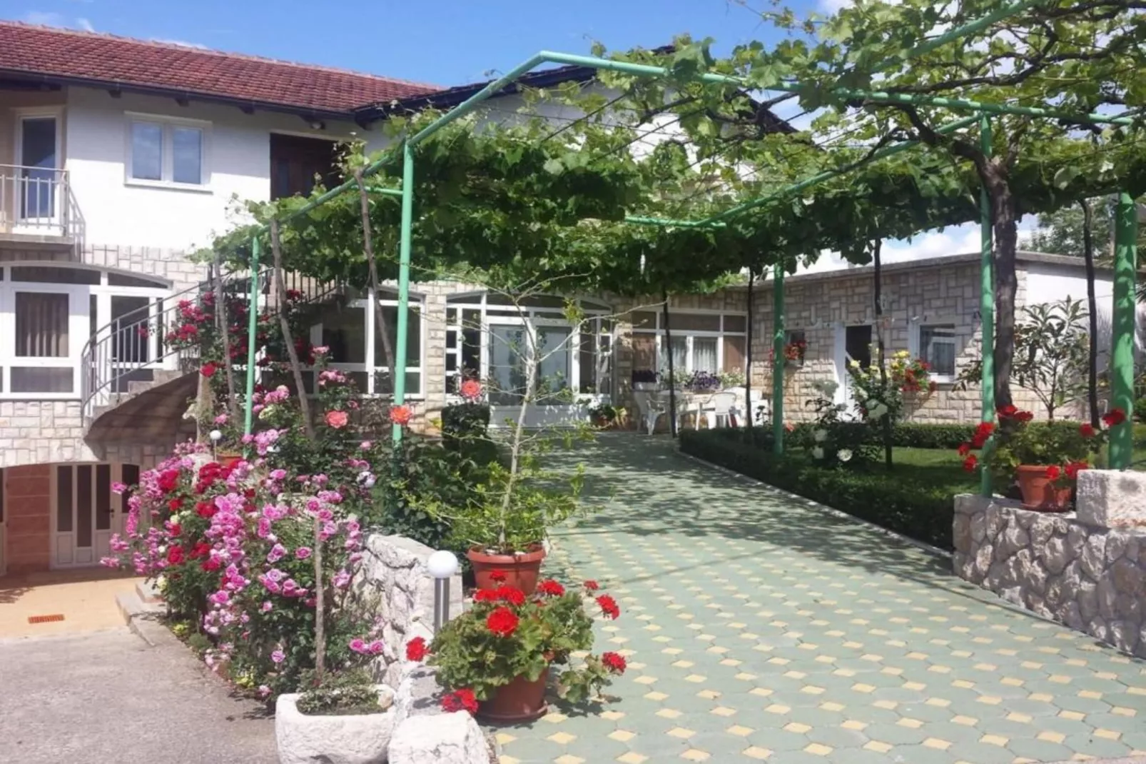 Elez Serenity Guesthouse - Triple room with Balcony-Im Freien