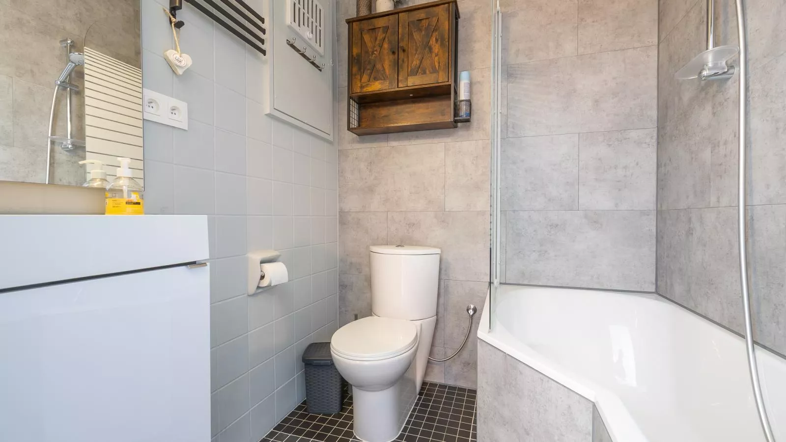 Carla - 0801B-Bathroom