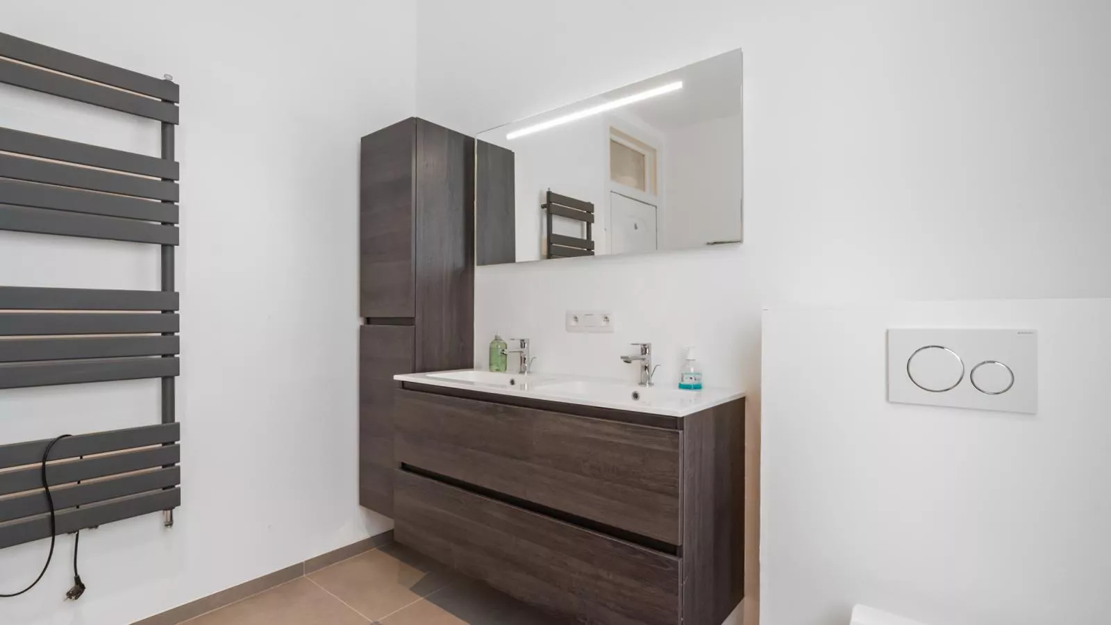 Leopold - 0102-Bathroom