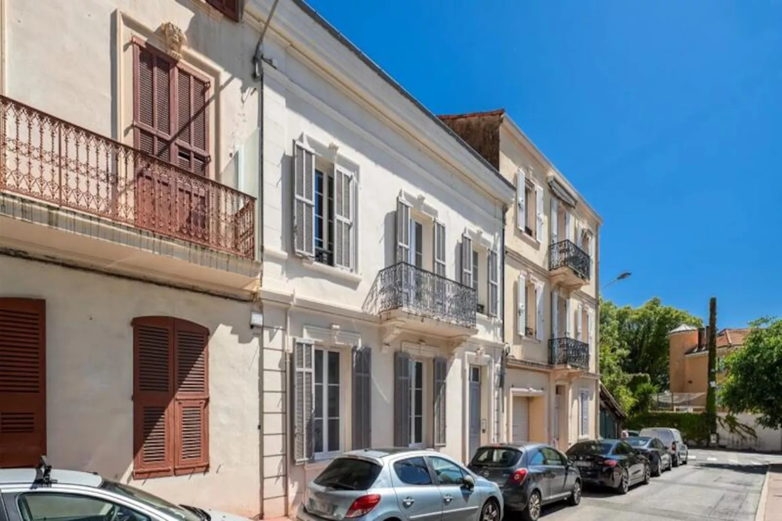 Studio Bella --Untagged