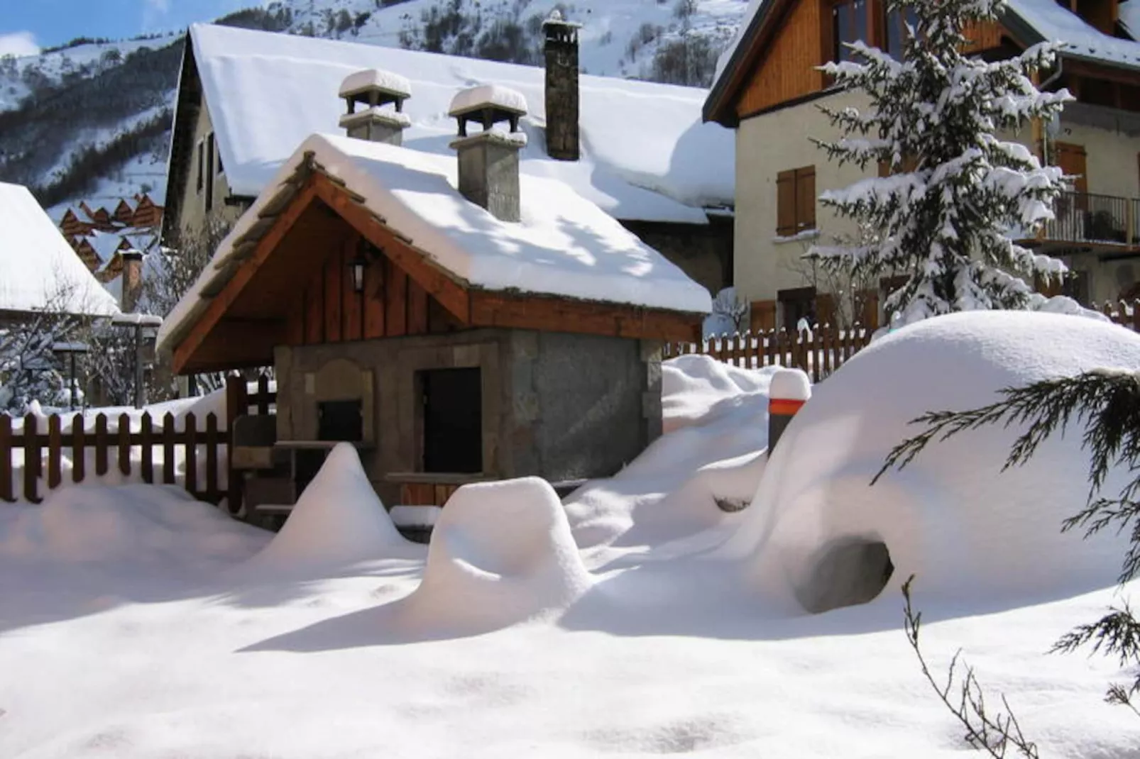 Chalet Gilbert Collet - Untagged