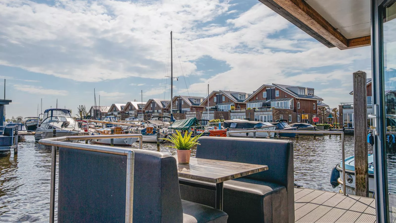 Tiny houseboat Uitgeest I-Terrace balcony