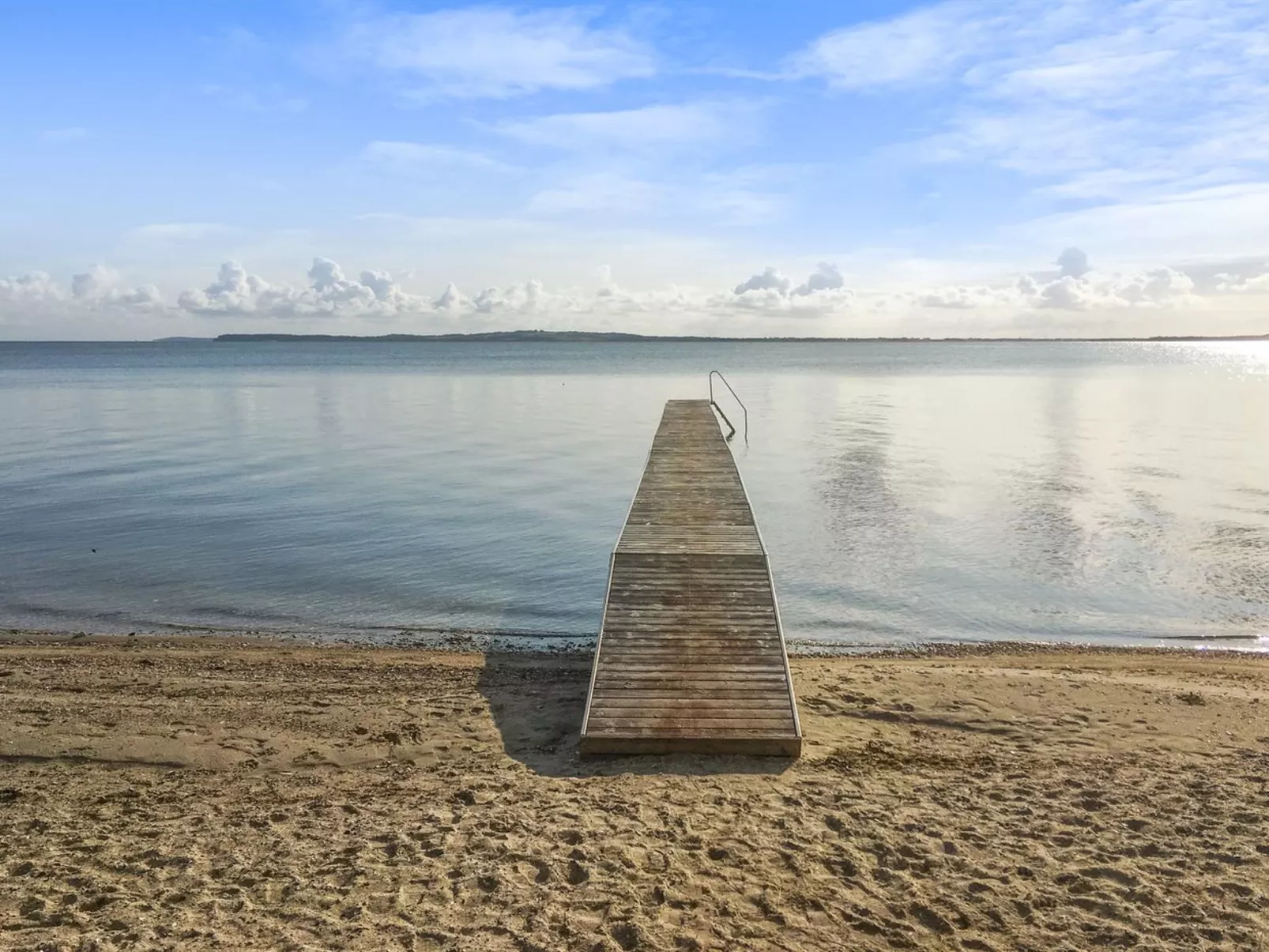 "Regni" - 300m to the fjord-Outside