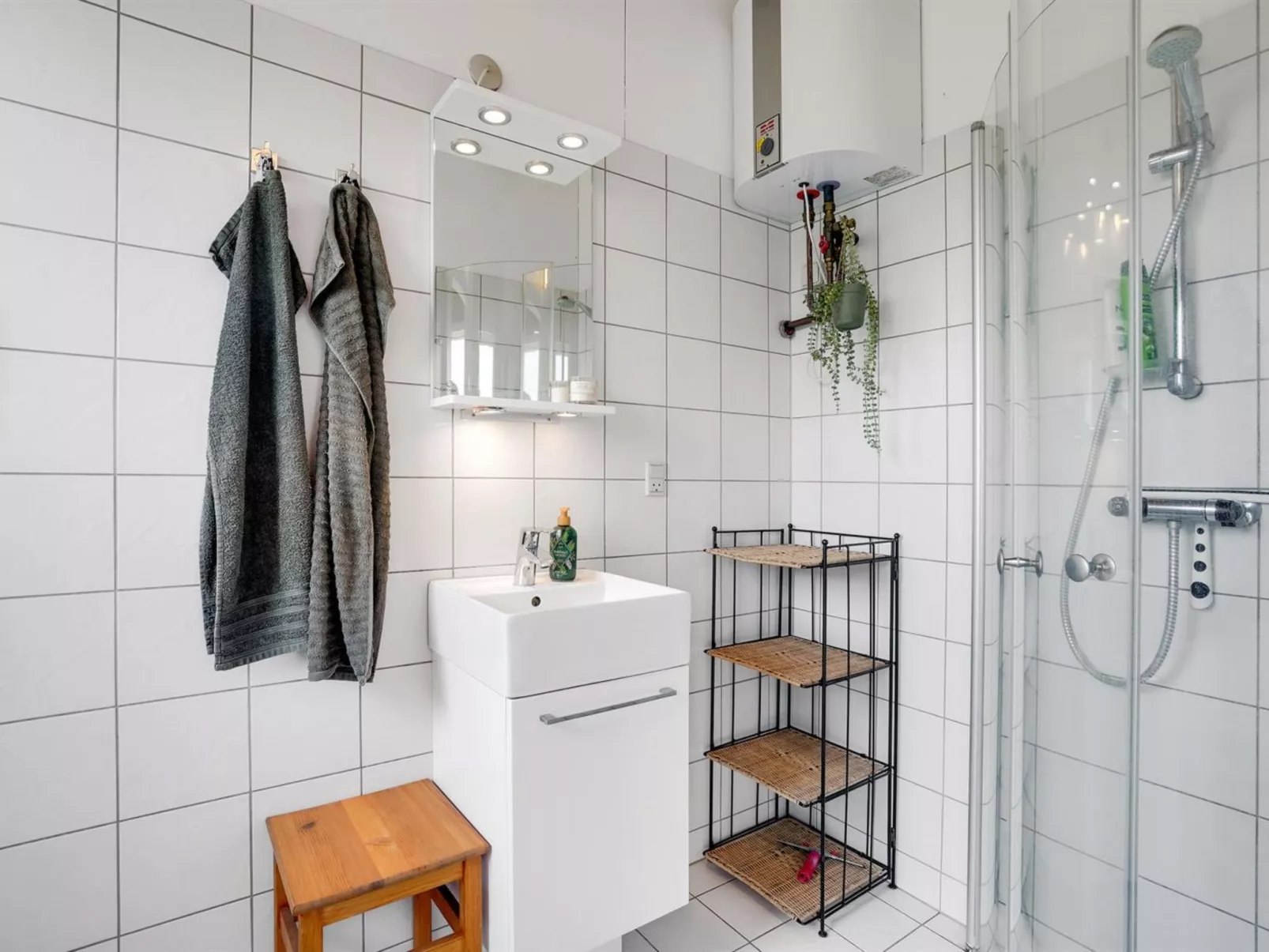 "Elgin" - 1.8km from the sea-Inside