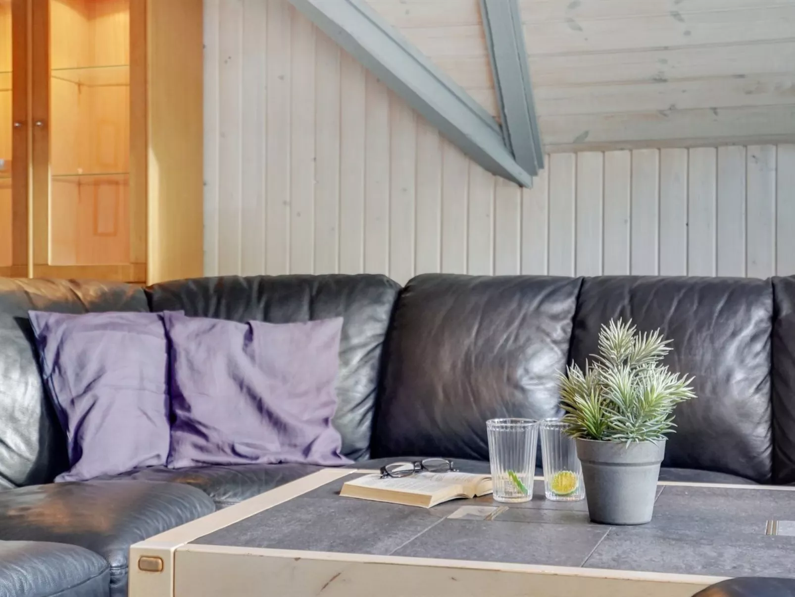 "Gunlög" - 3.1km from the sea-Drinnen