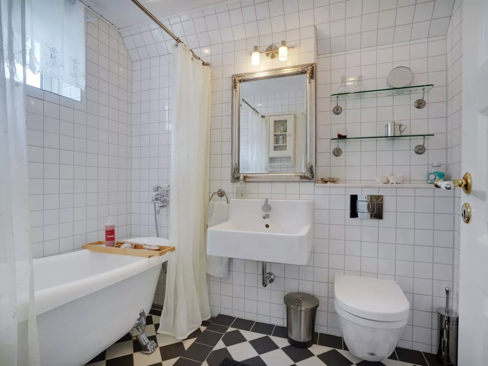 "Tamer" - 500m to the fjord-Drinnen