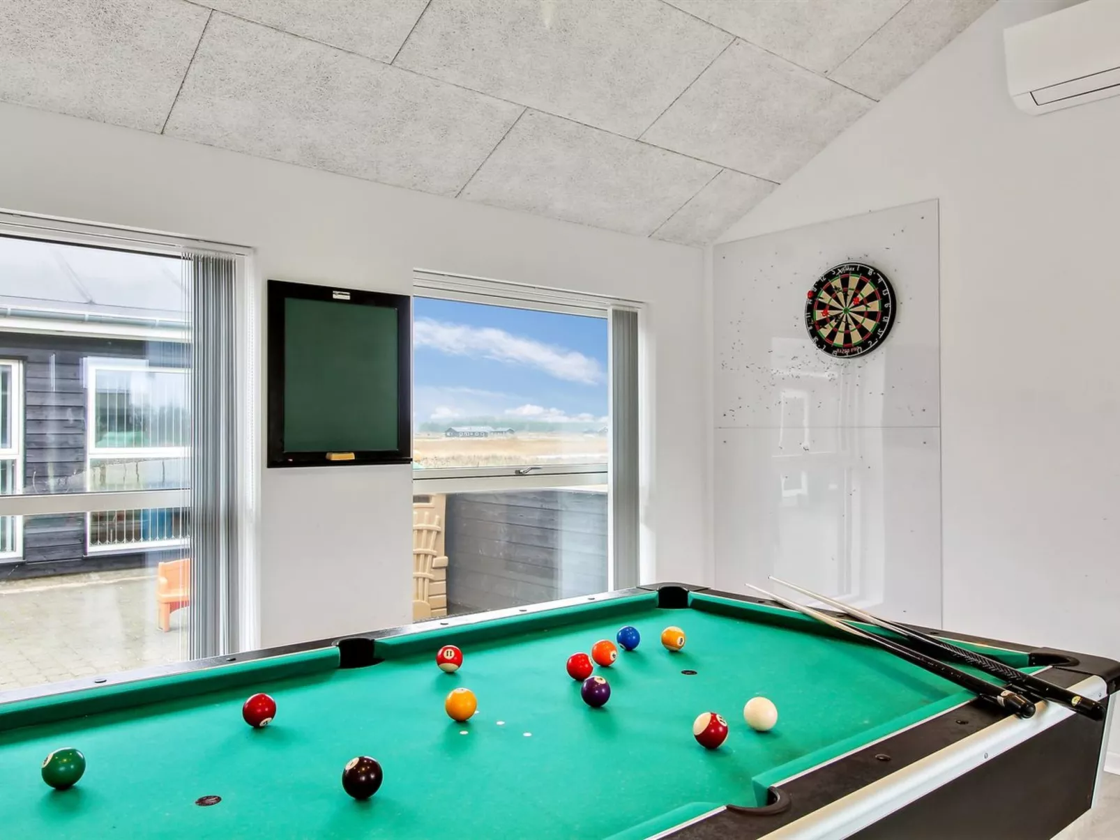 "Edgar" - 1.5km from the sea-Inside