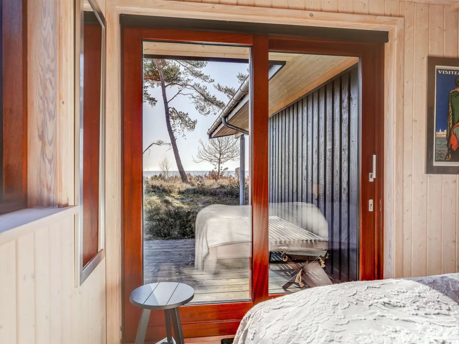 "Unto" - 25m from the sea-Drinnen