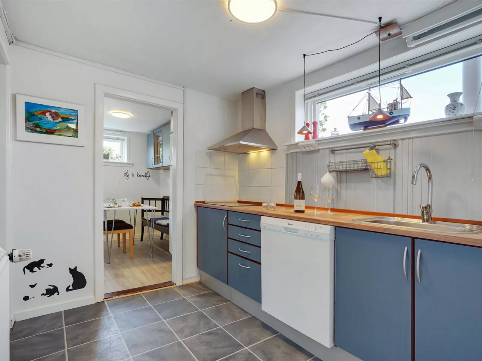 "Kurt" - 600m from the sea-Drinnen