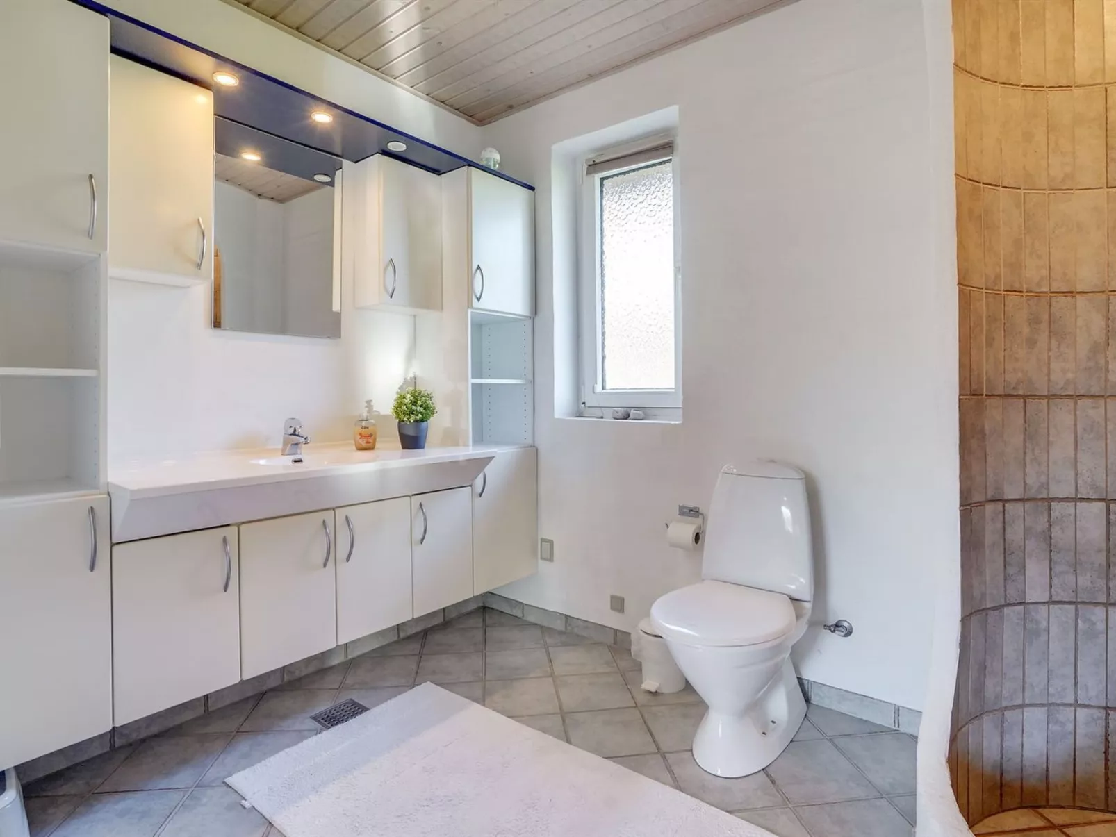 "Wyatt" - 30km from the sea-Inside