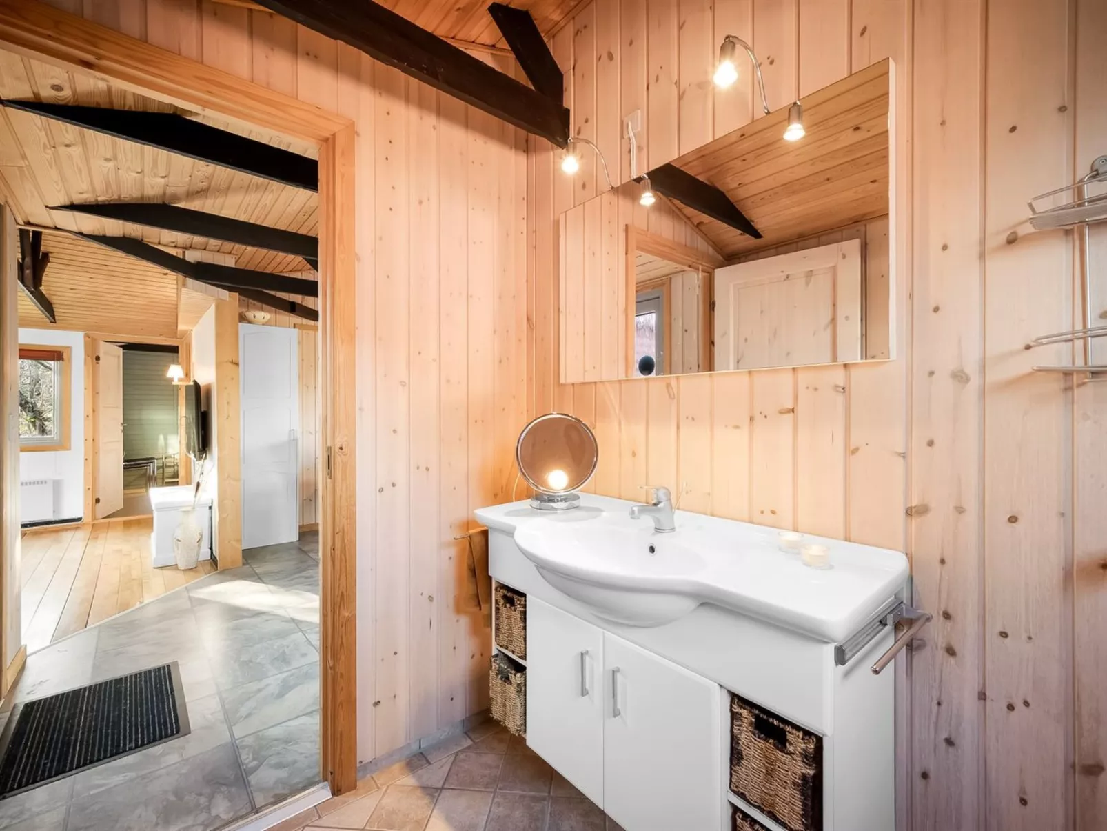 "Alpi" - 250m to the fjord-Inside