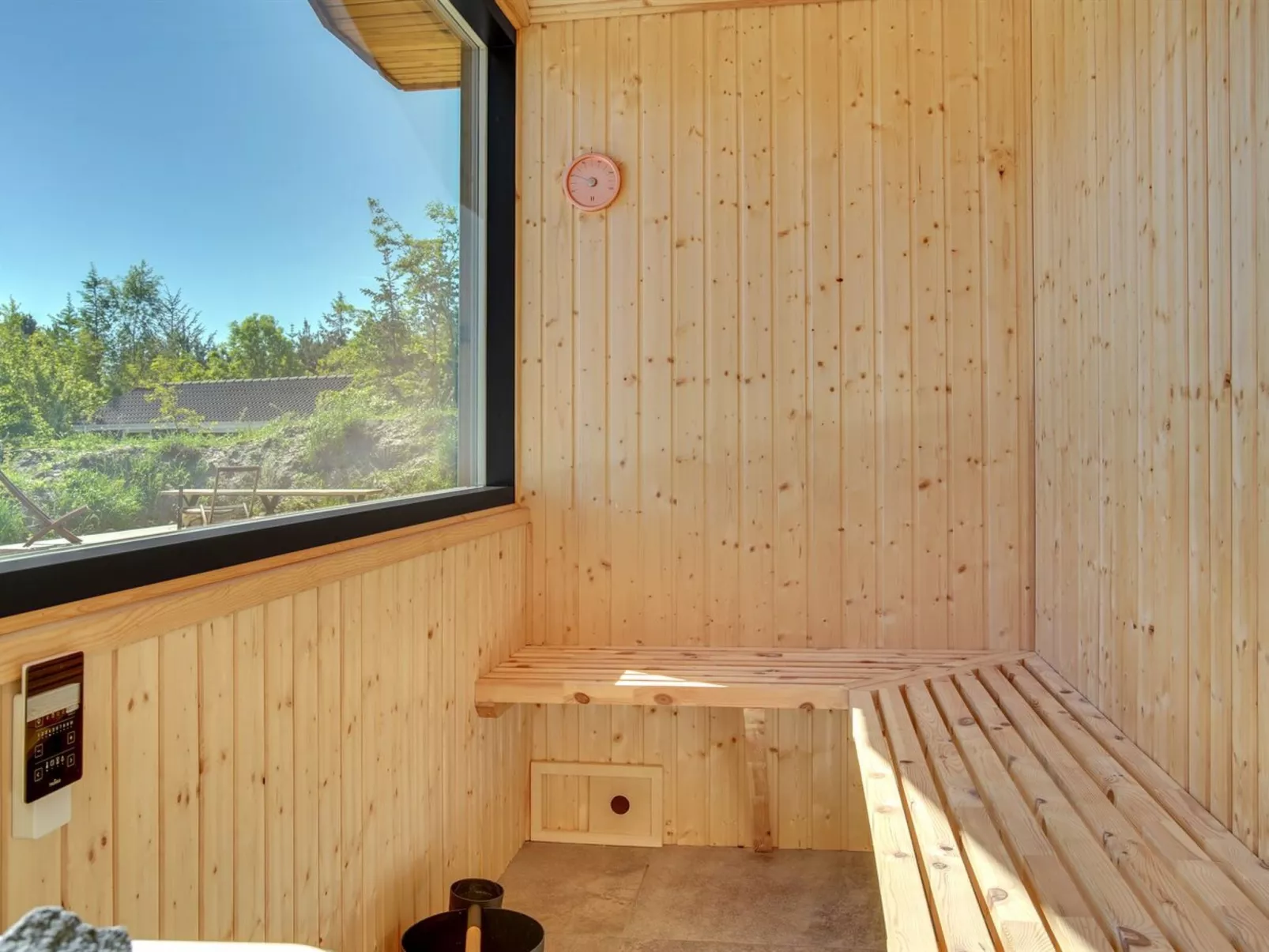 "Anderson" -  from the sea-Drinnen