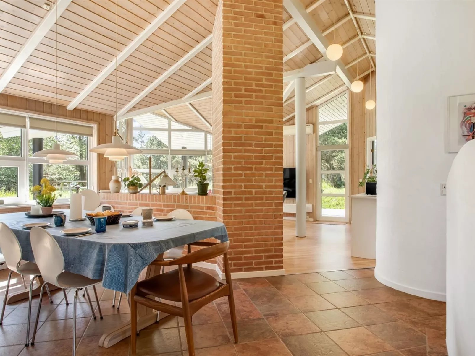 "Winder" - 1.3km from the sea-Inside