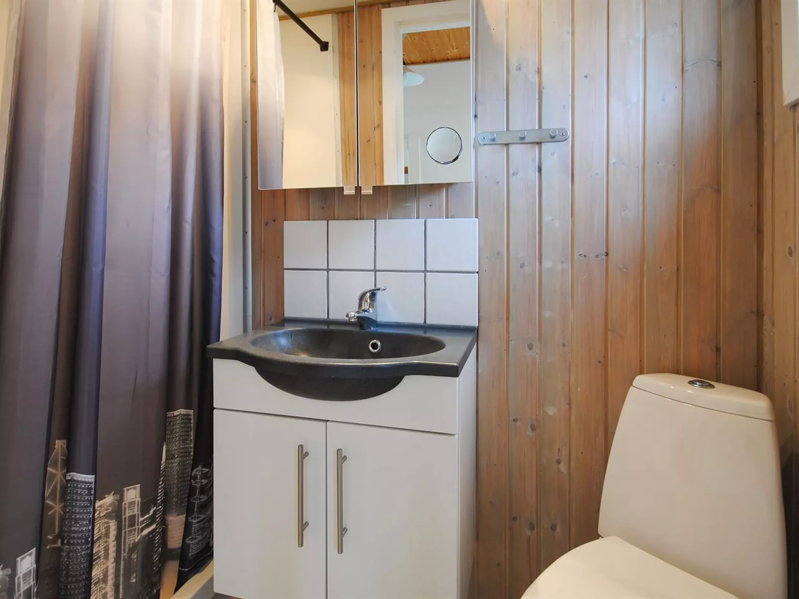 "Vasil" - 100m to the fjord-Drinnen