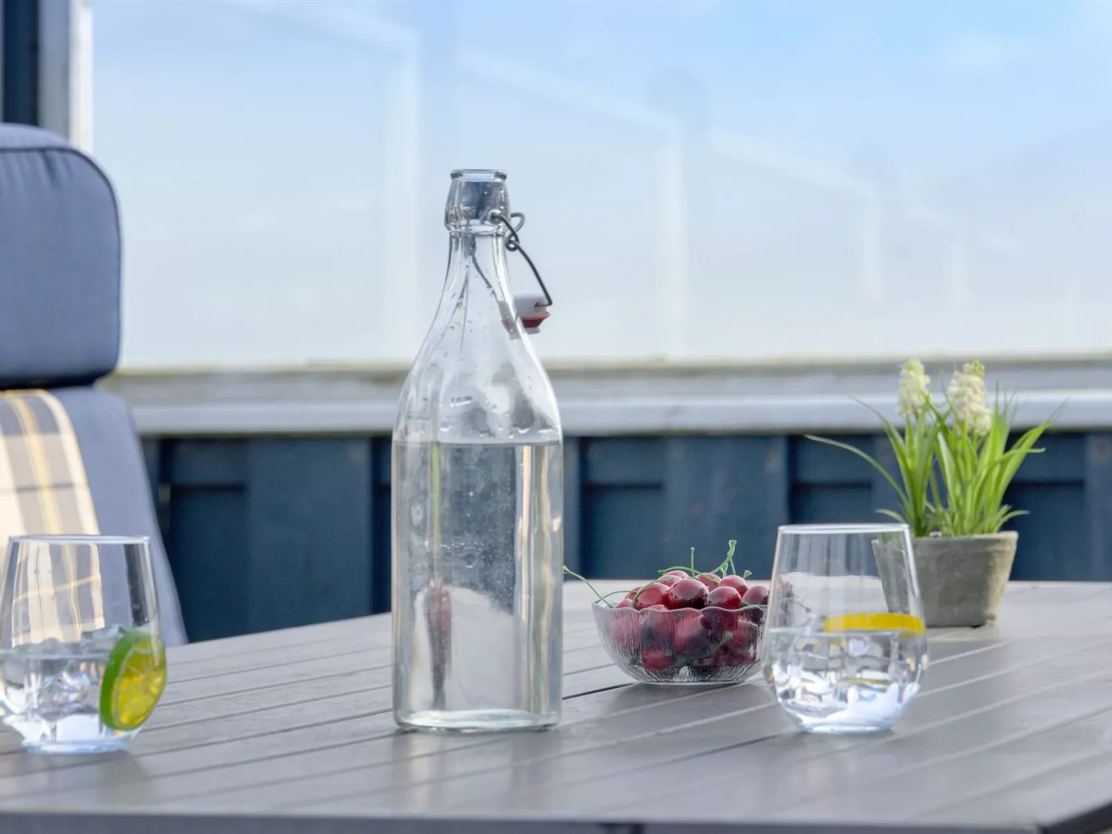 "Rajna" - 95m to the fjord-Outside