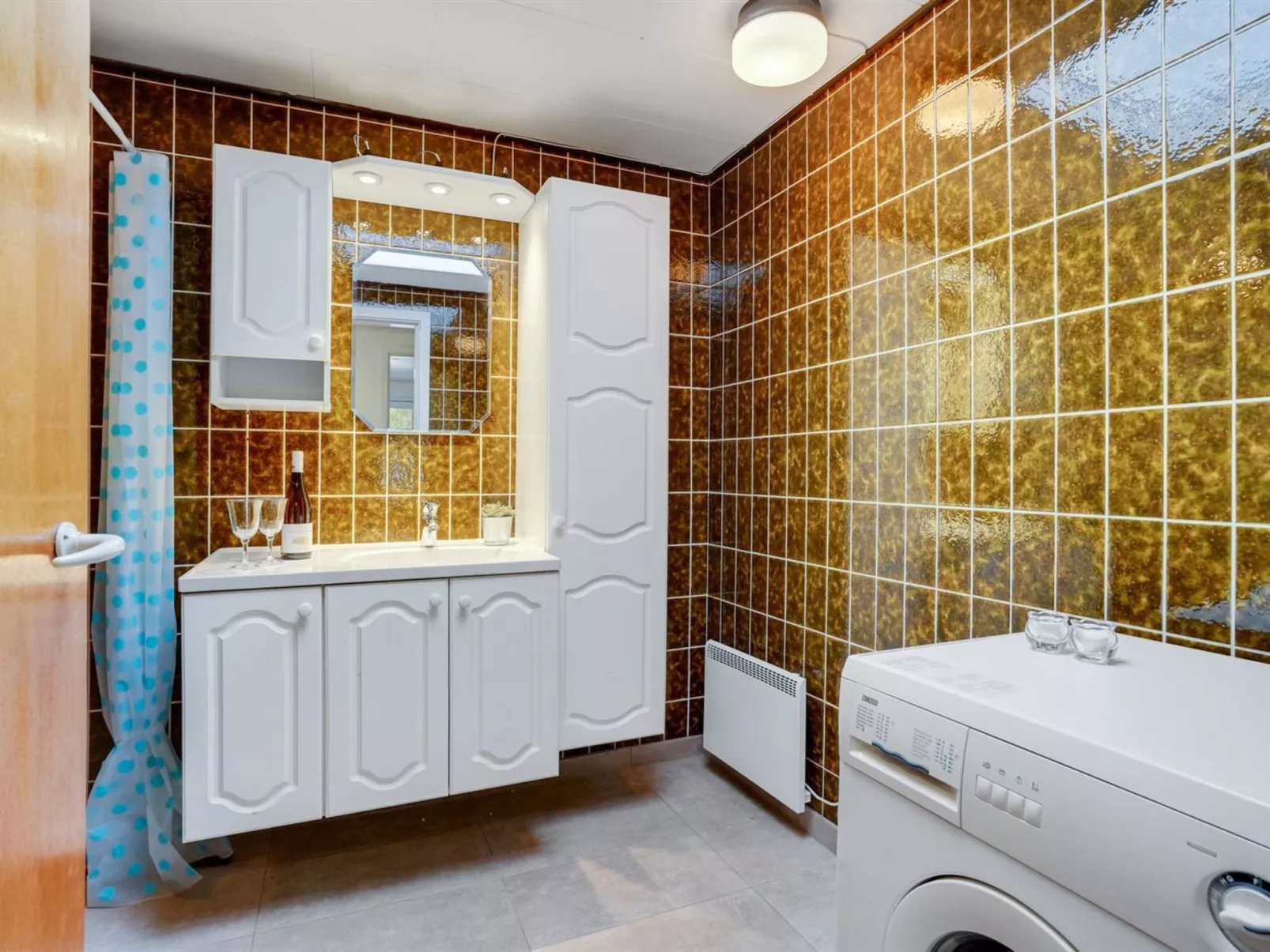 "Vogn" - 500m to the fjord-Inside