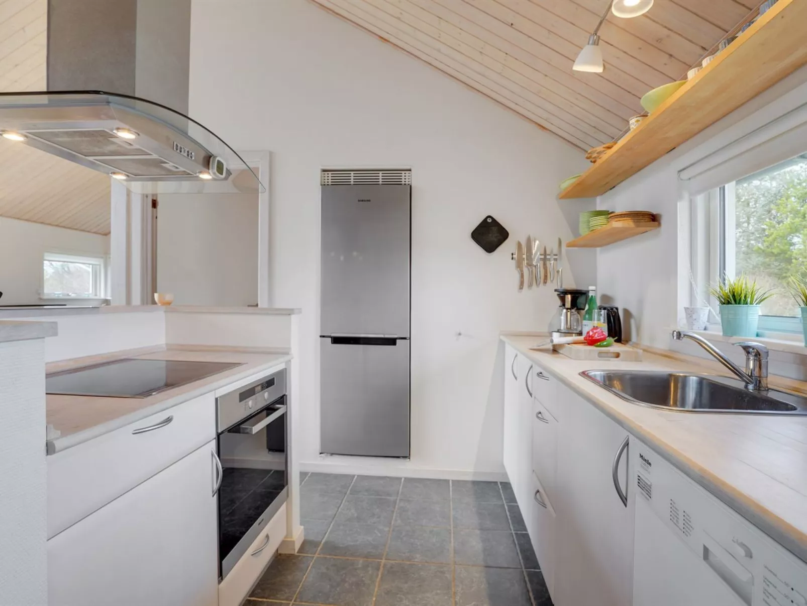 "Daina" - 400m to the fjord-Drinnen