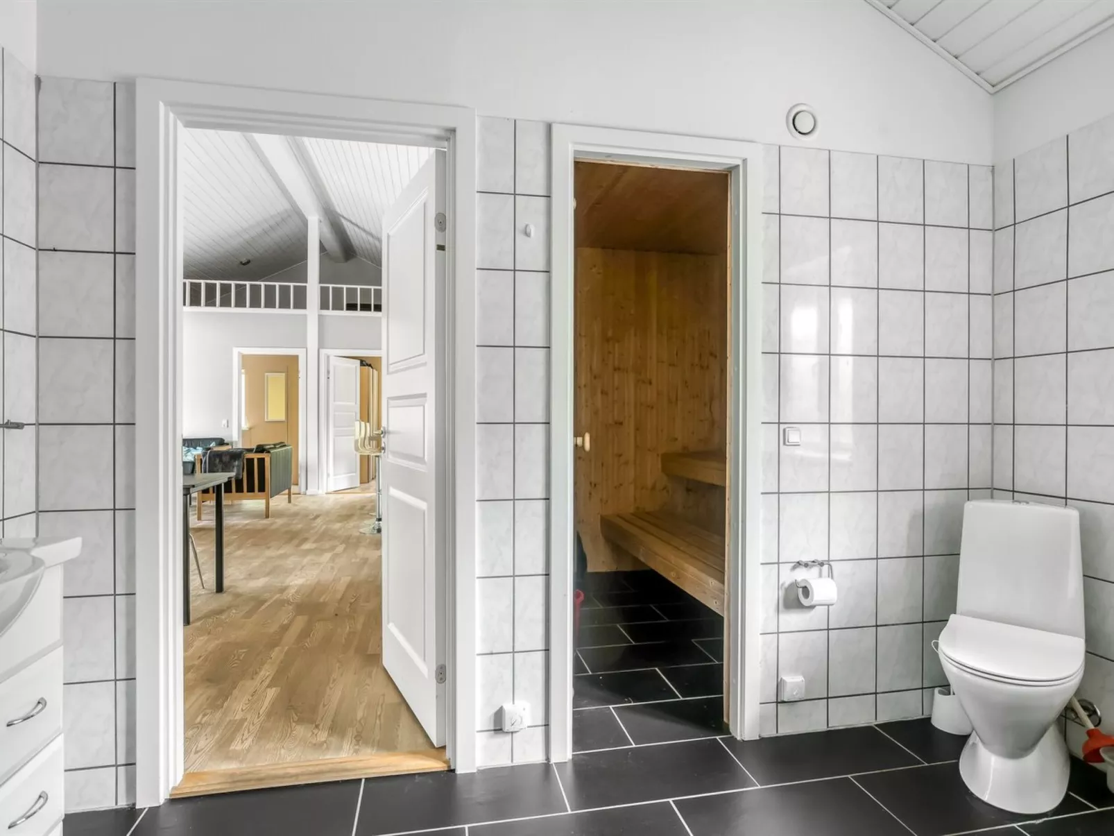 "Ellie" - 300m from the sea-Dedans