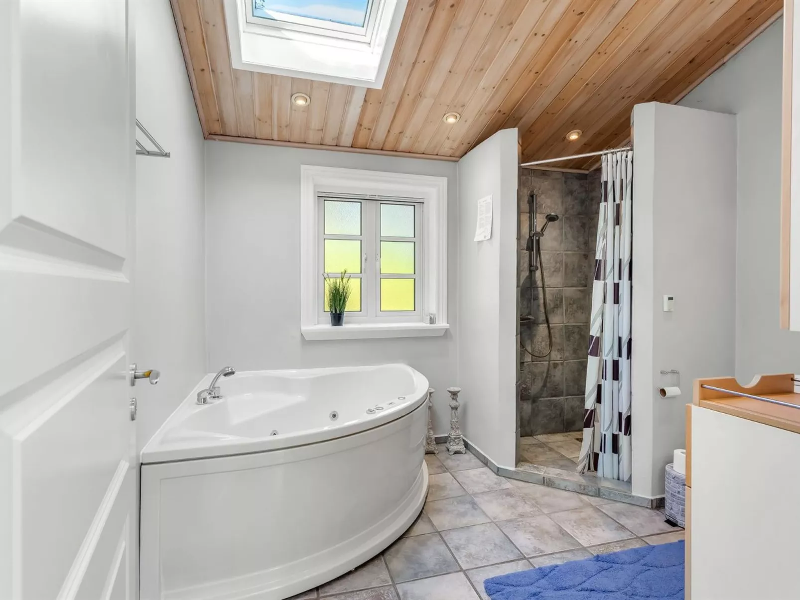 "Merrit" - 4.6km to the fjord-Inside