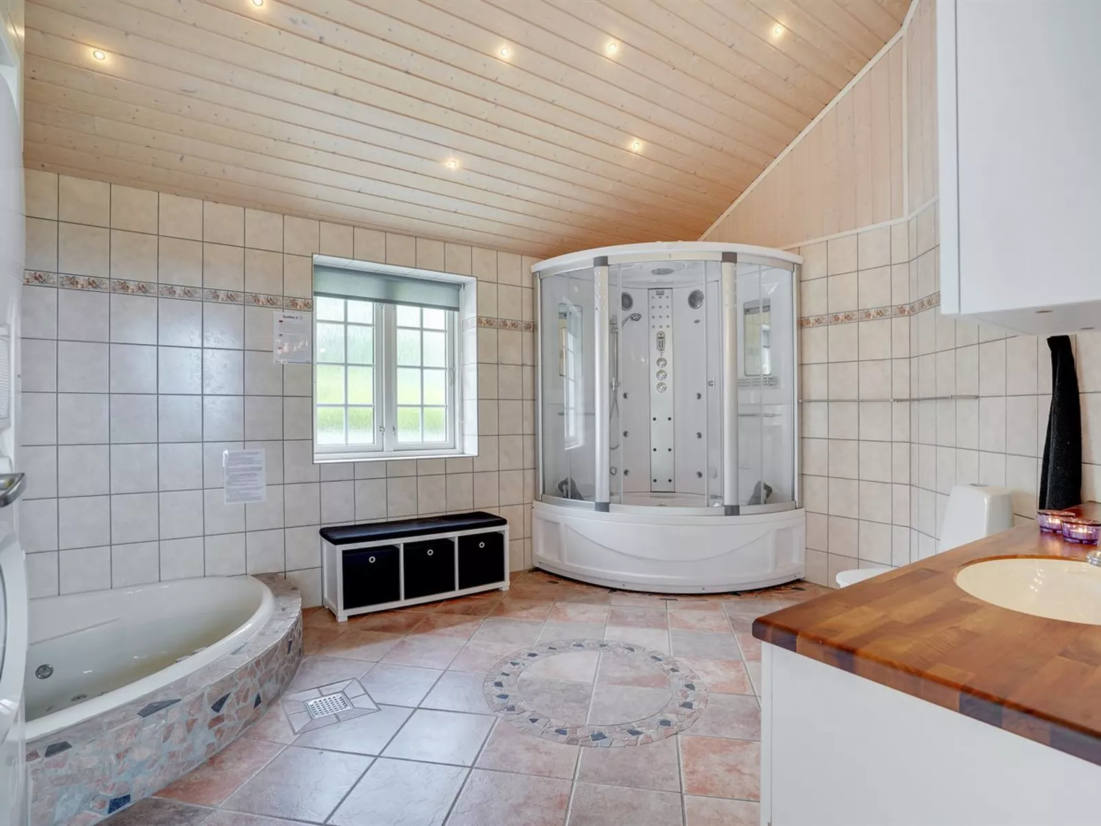 "Regnwald" - 400m to the fjord-Dedans