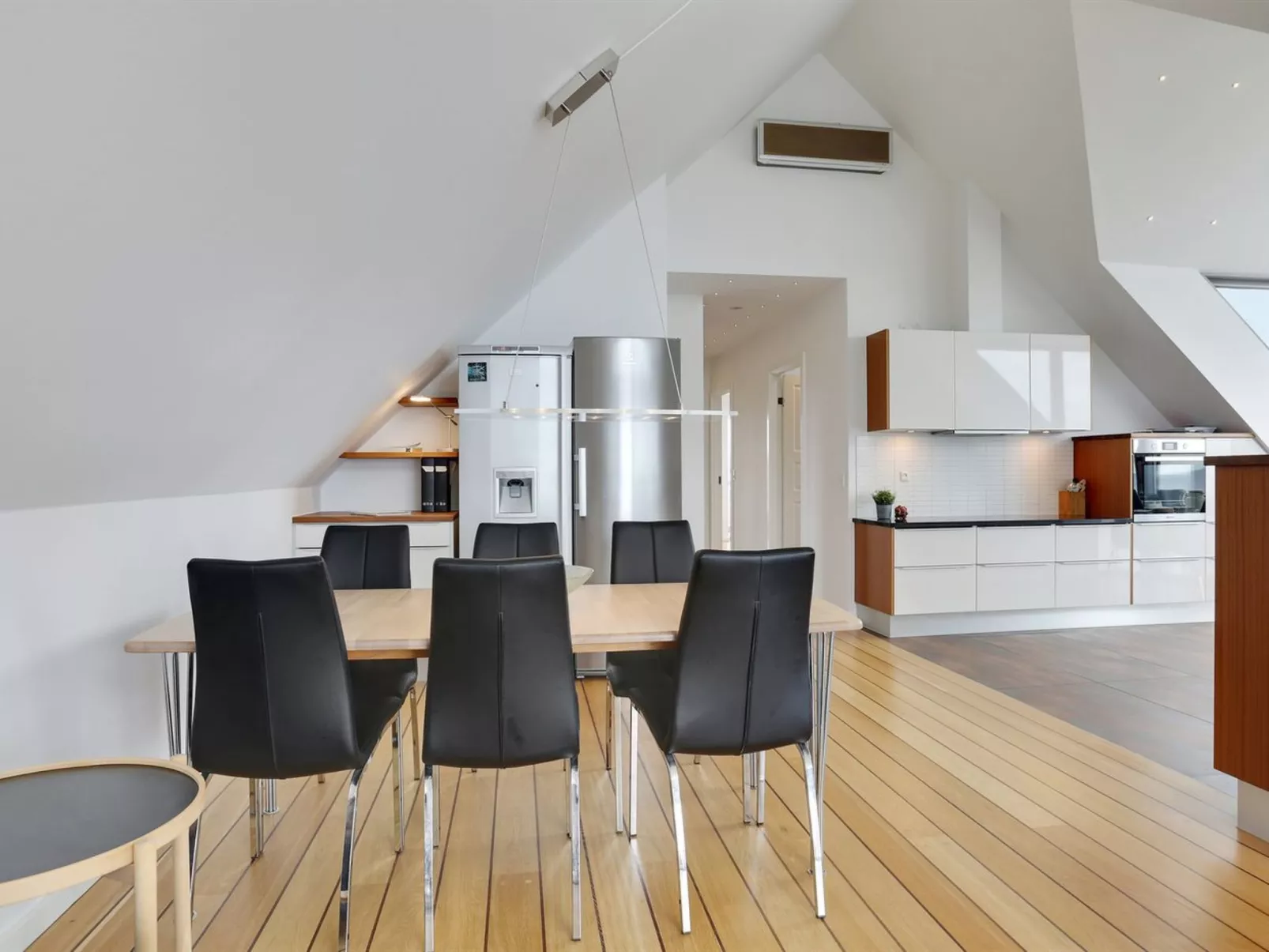 "Femme" - 15m from the sea-Drinnen