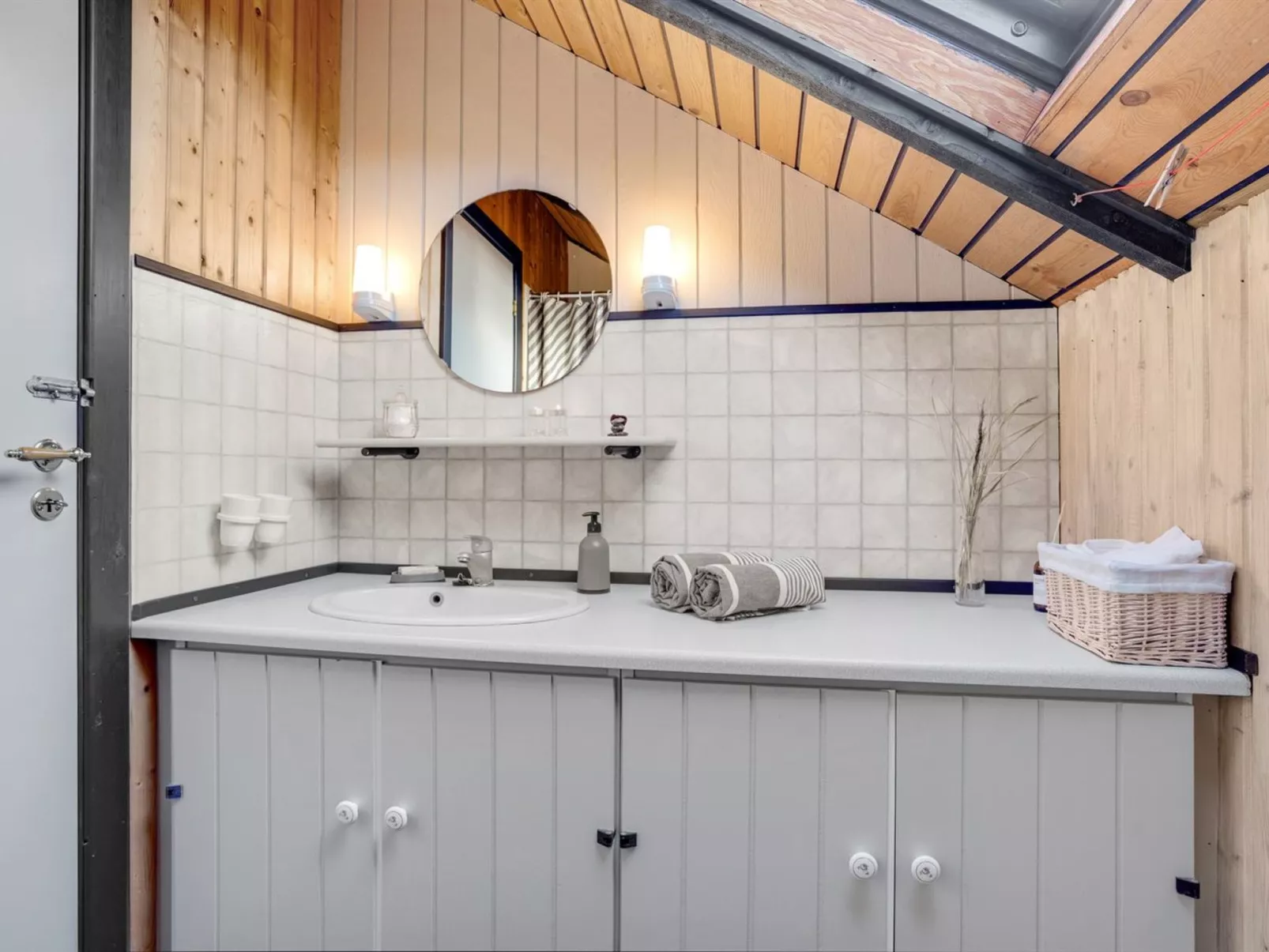 "Raita" - 350m to the fjord-Drinnen