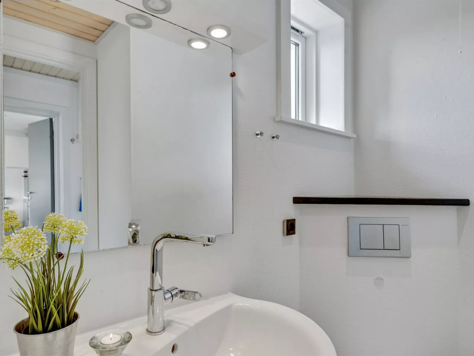 "Elizabeta" - 100m to the fjord-Drinnen