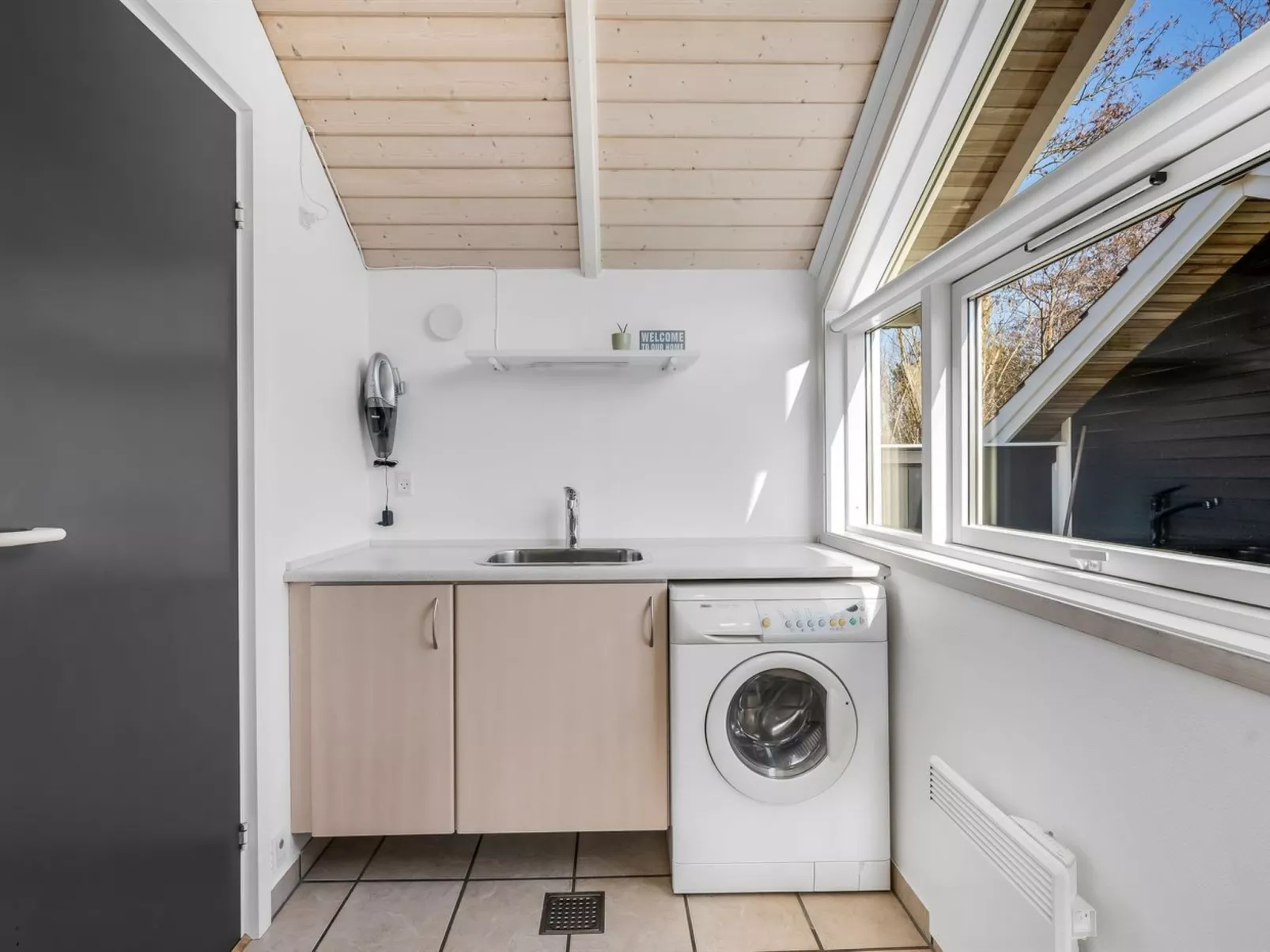 "Germaine" - 1.2km from the sea-Inside