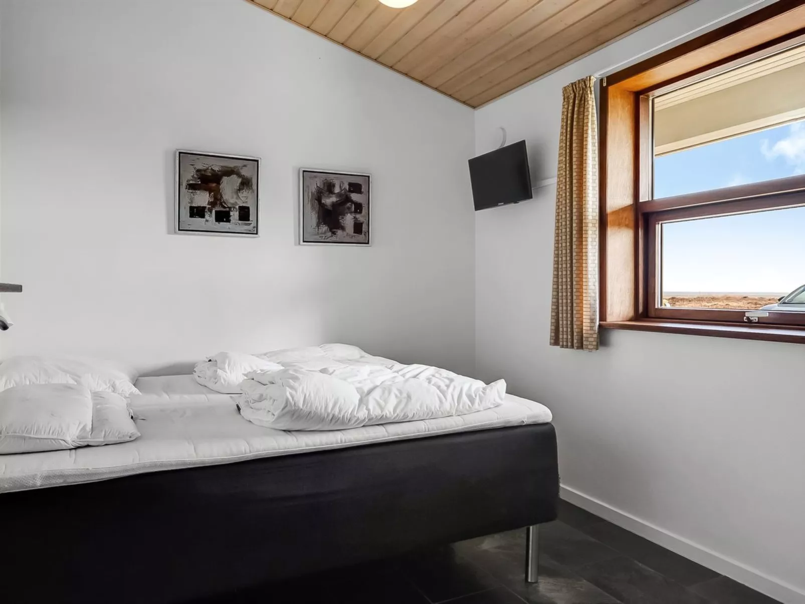 "Amundi" - 3.8km from the sea-Inside