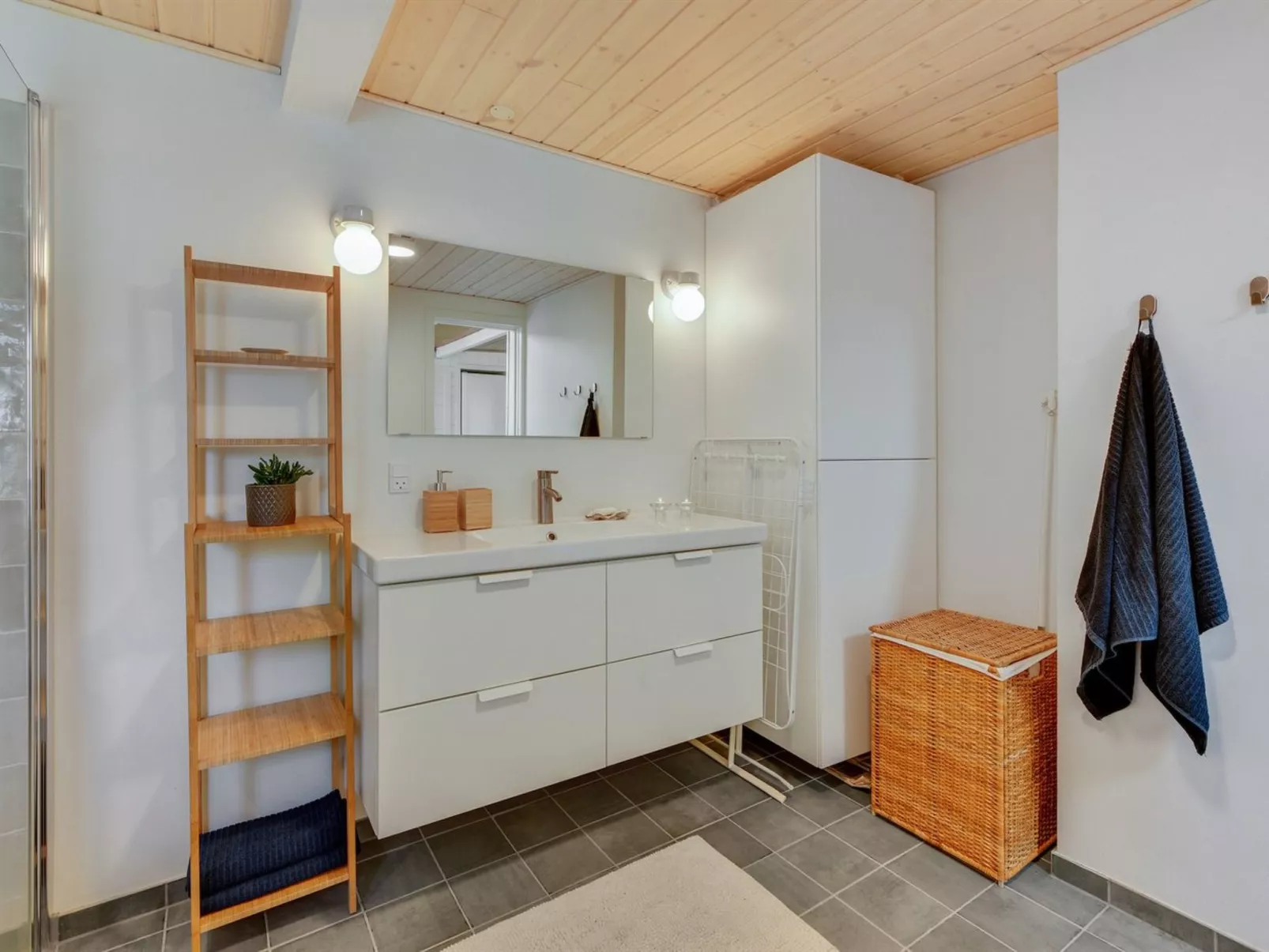 "Sebastian" - 100m to the fjord-Inside