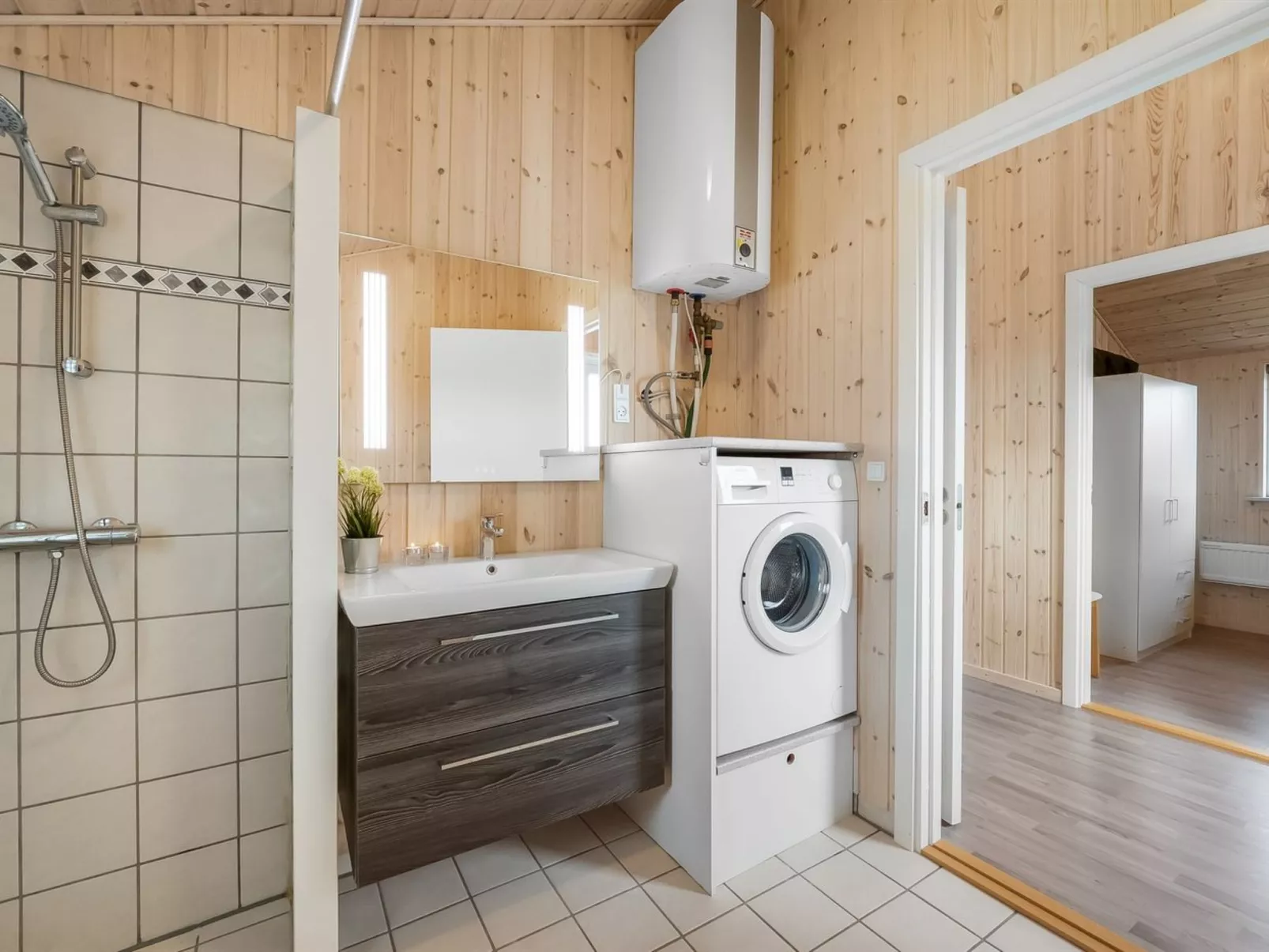 "Clement" - 500m to the fjord-Drinnen