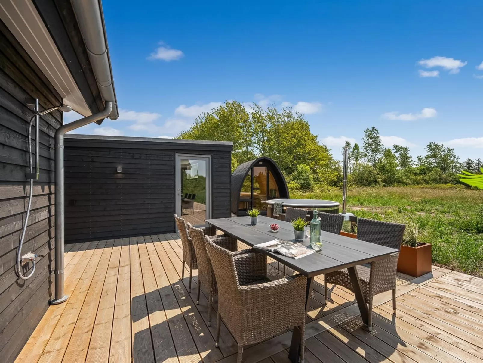 "Måns" - 500m to the fjord-Outside