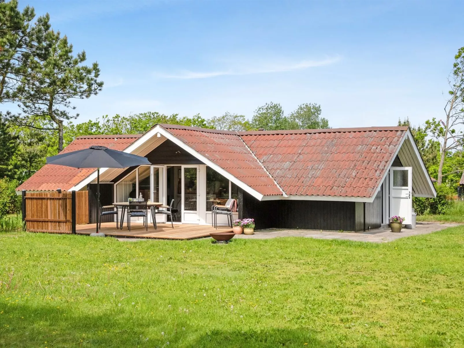 "Cornelia" - 100m to the fjord-Outside