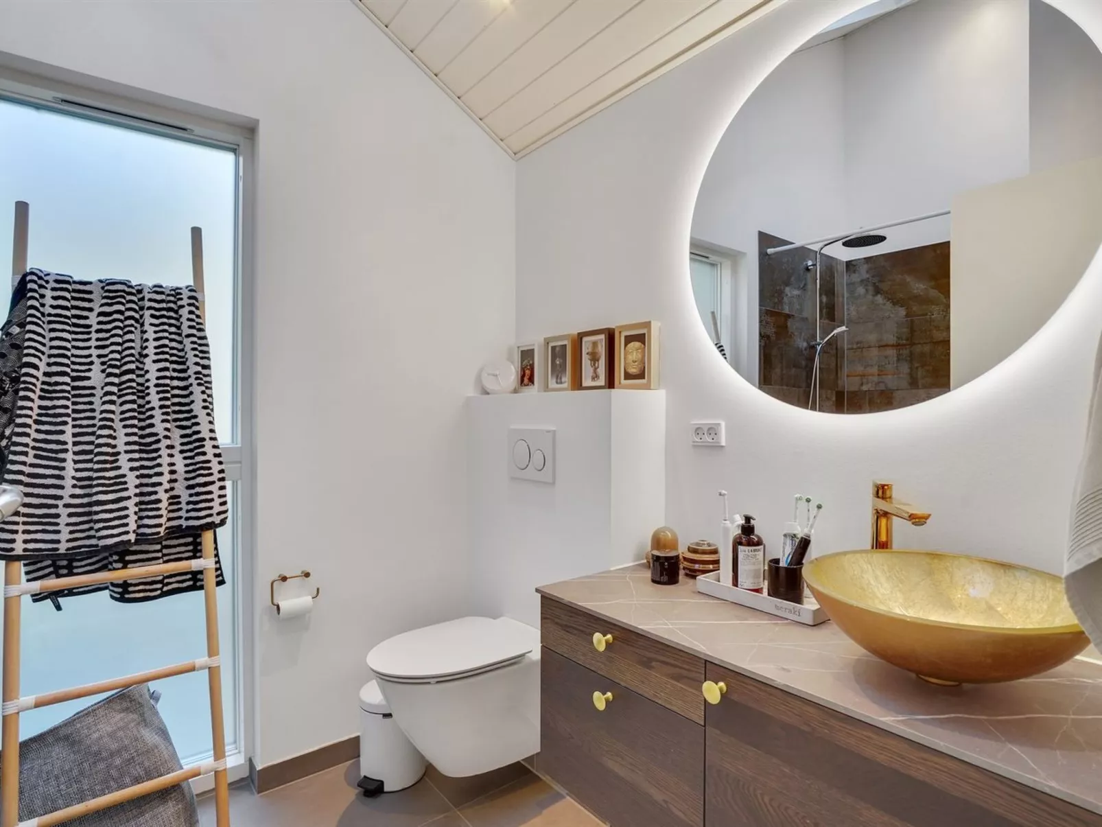 "Iwa" - 475m from the sea-Dedans