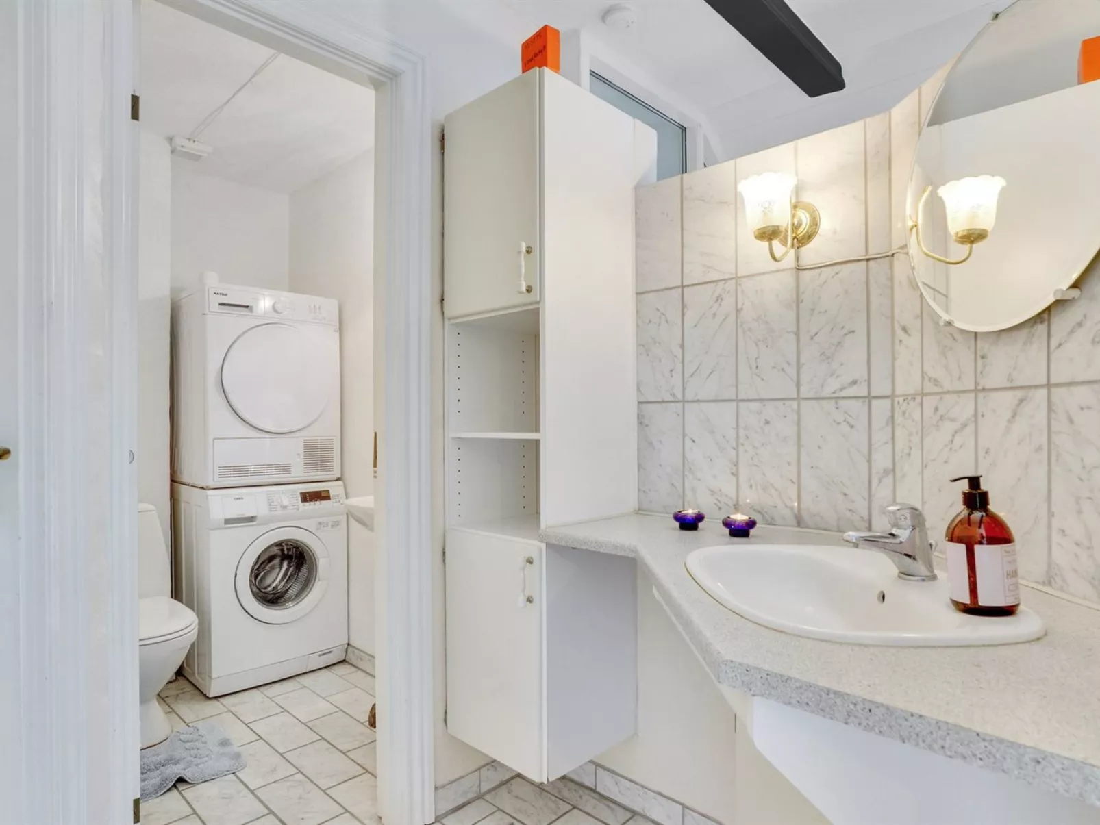 "Swening" - 2.1km from the sea-Drinnen