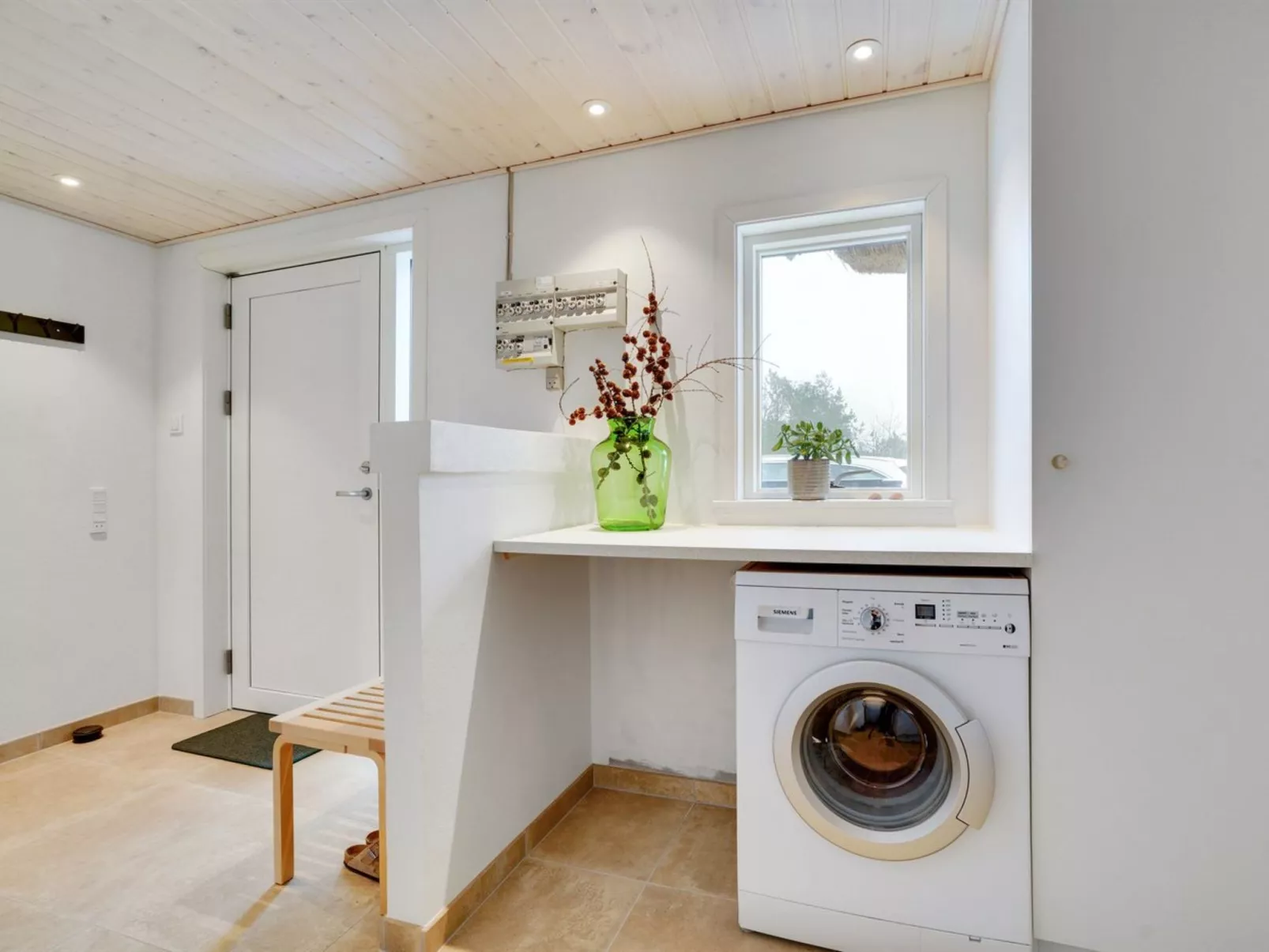 "Reiko" - 1.5km from the sea-Inside