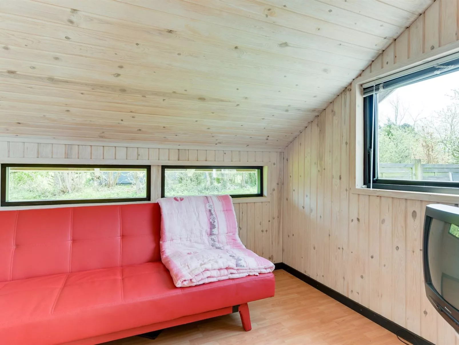 "Henna" - 550m to the fjord-Drinnen