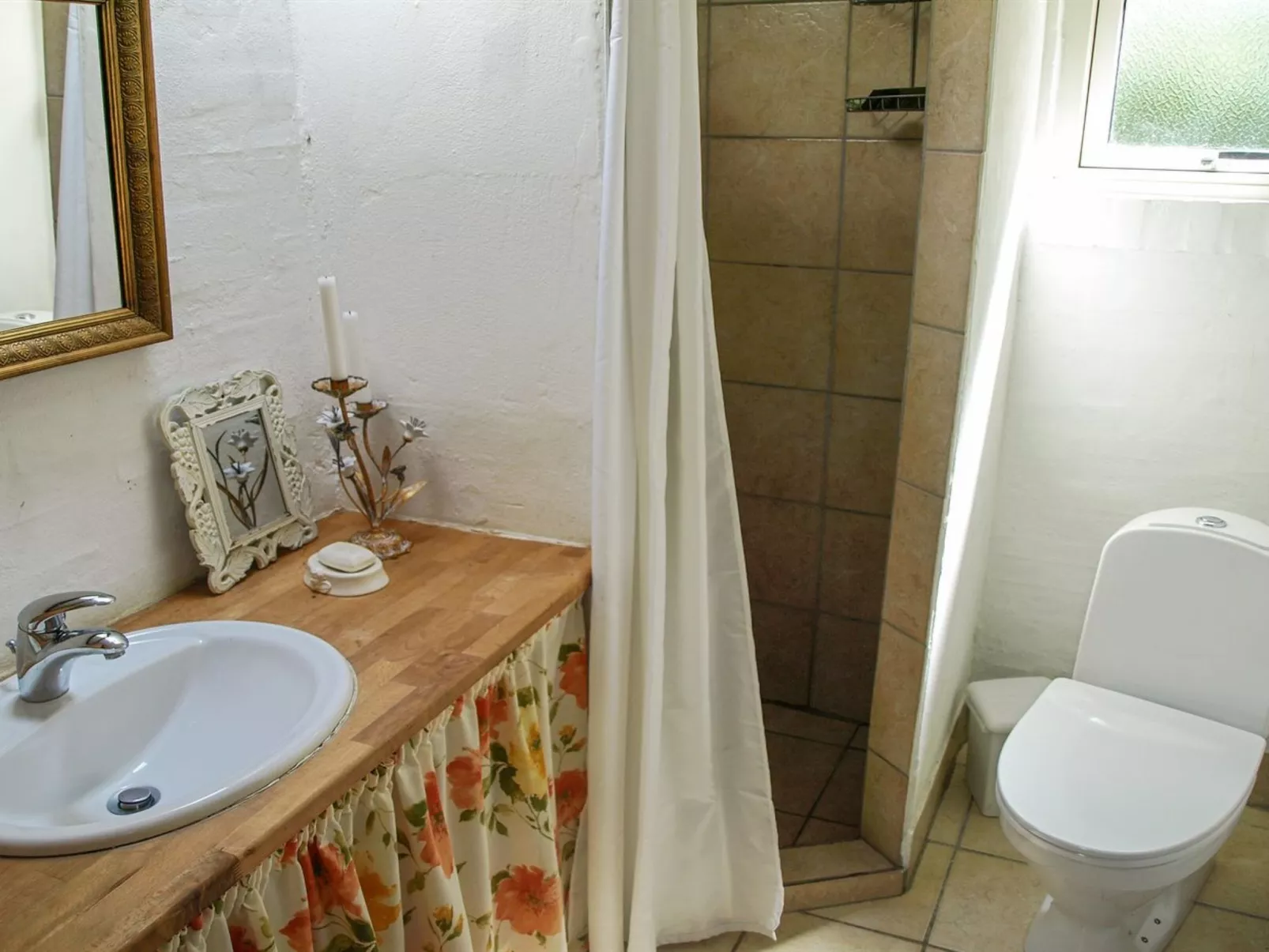 "Laurine" - 2.7km from the sea-Inside