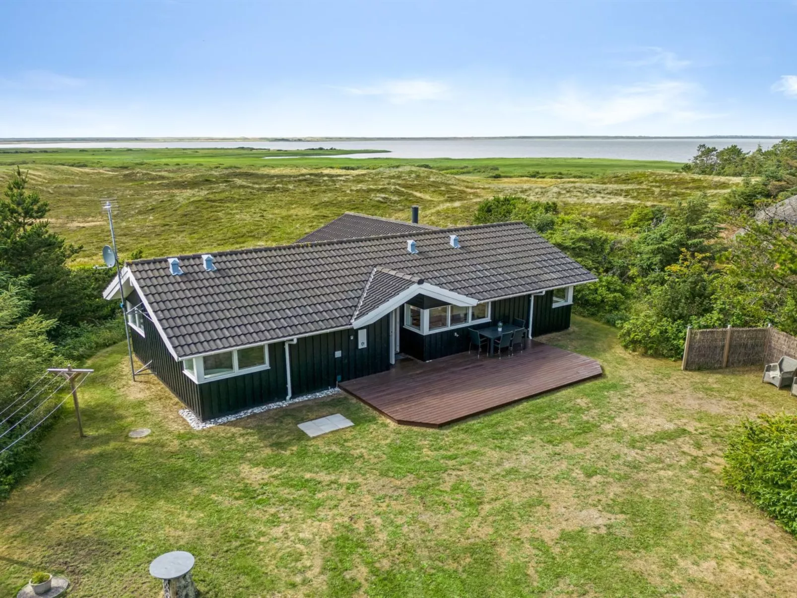 "Leona" - 250m to the fjord-Outside