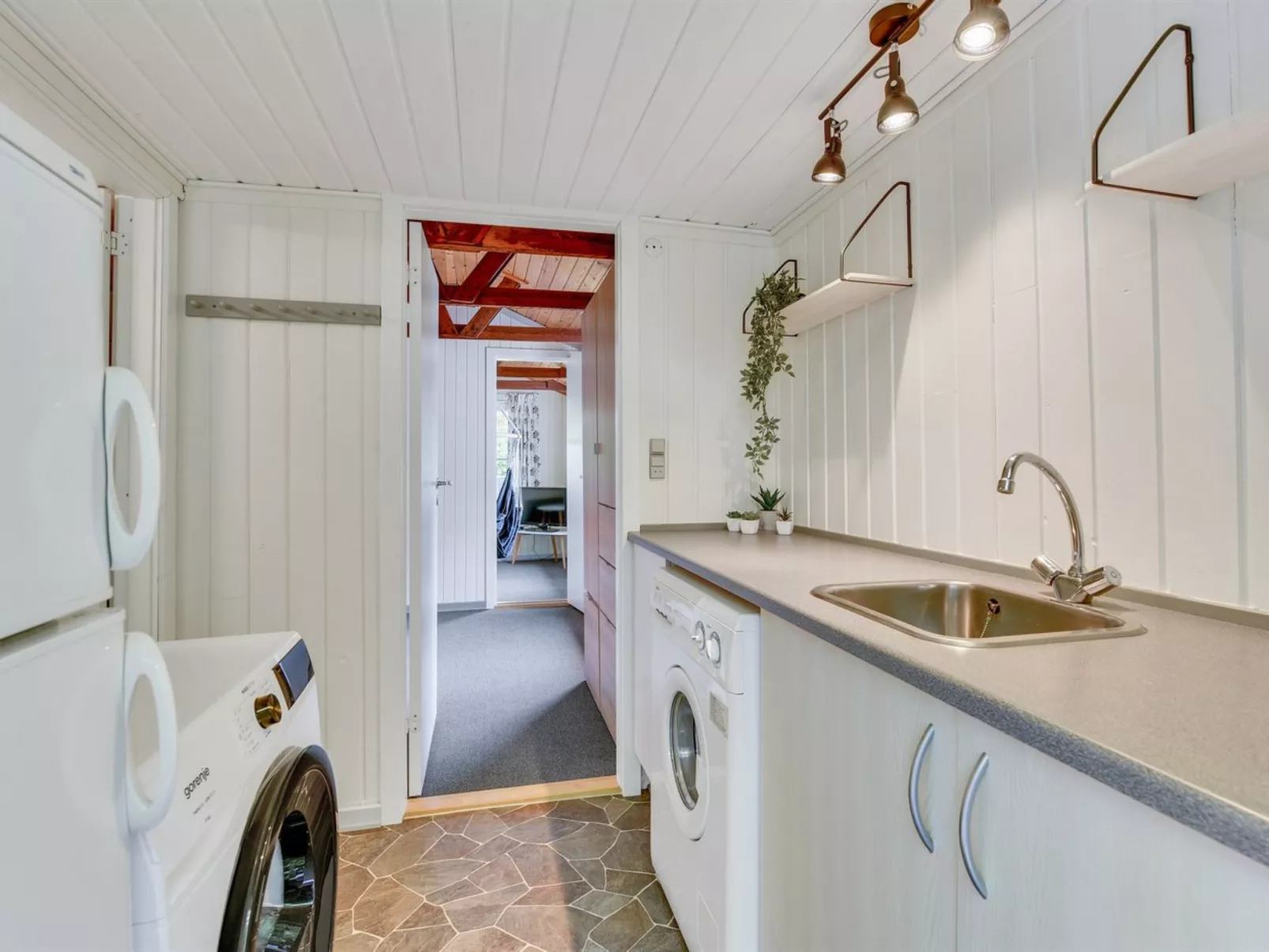 "Elizabeth" - 400m to the fjord-Inside