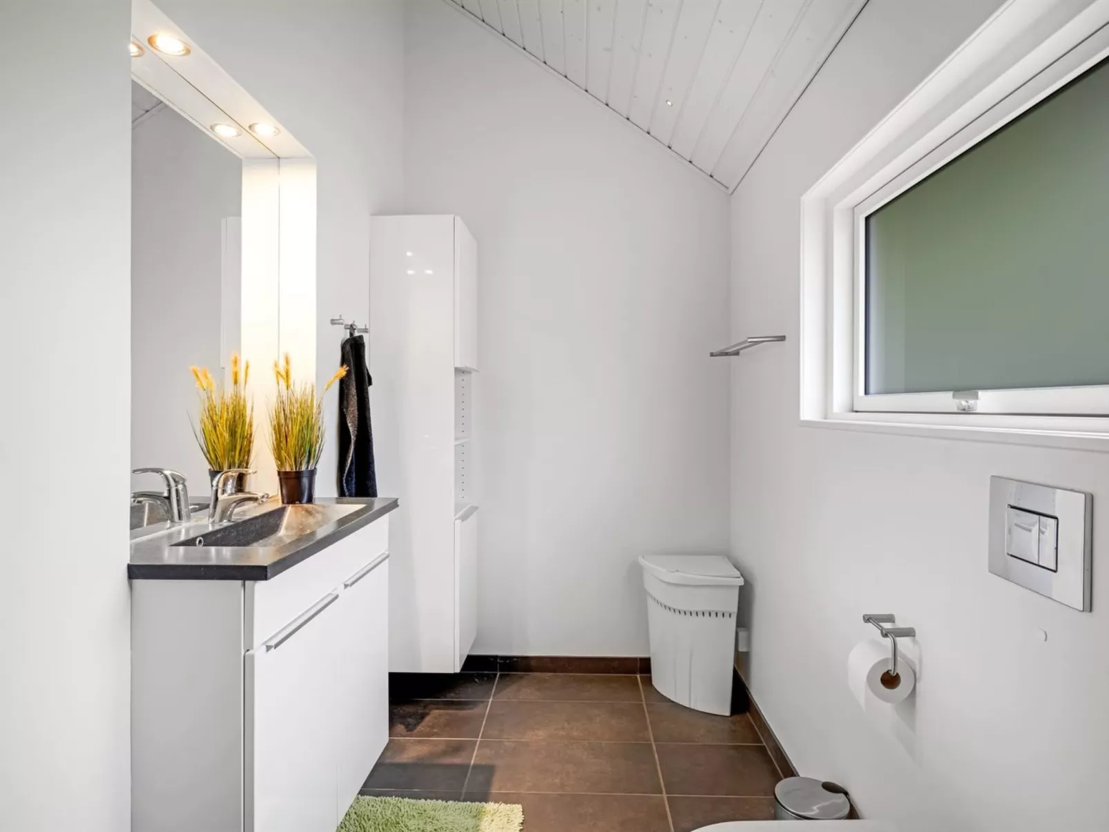 "Ketilbiorn" - 1.2km to the fjord-Inside