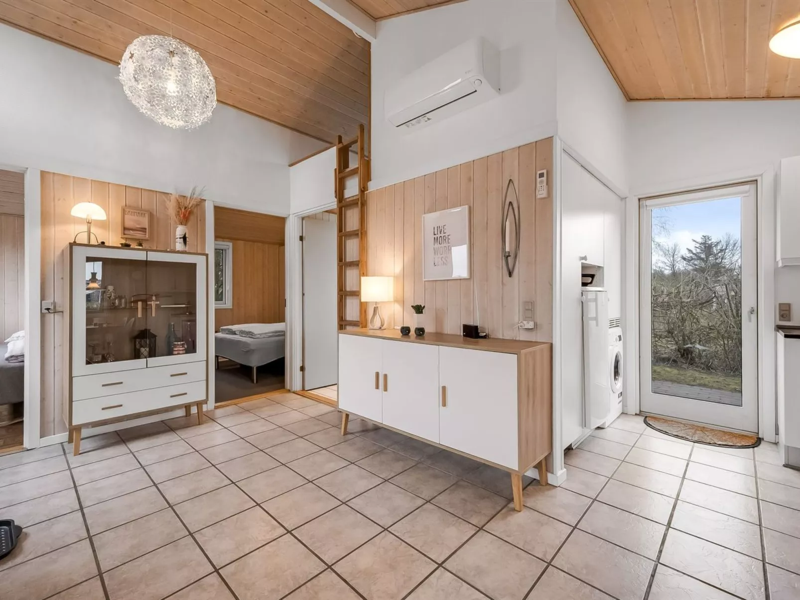 "Marten" - 1.2km to the fjord-Inside