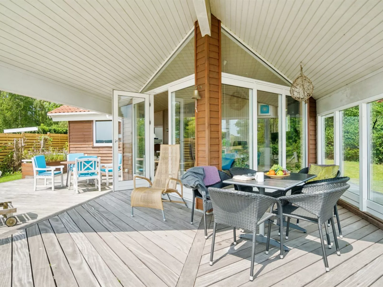 "Brunman" - 10m to the fjord-Outside