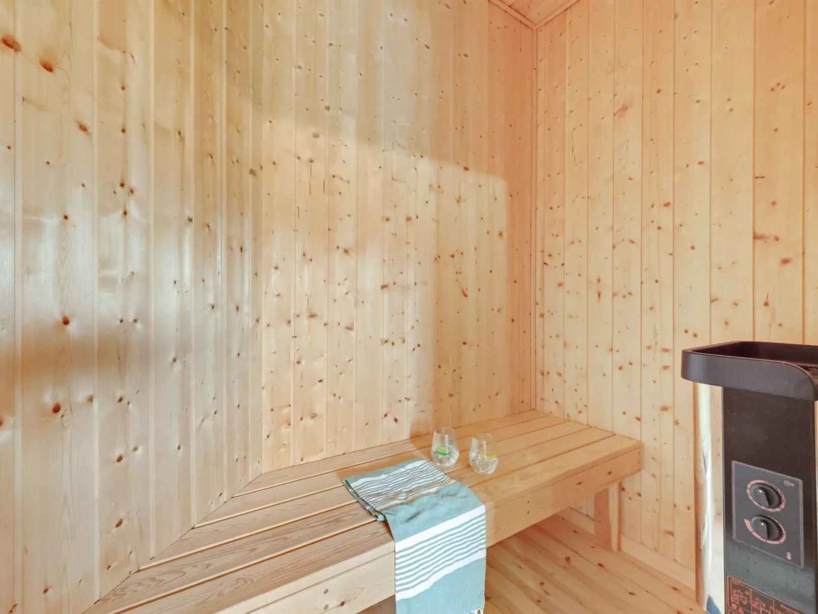 "Binna" - 1.2km to the fjord-Drinnen