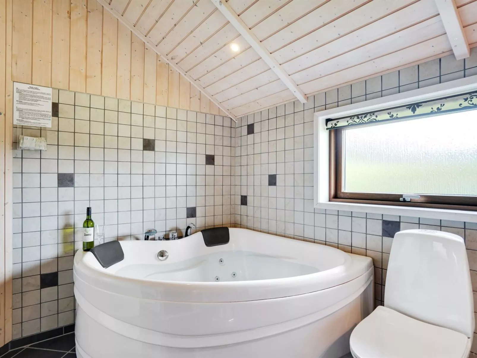 "Chermeine" - 1.2km to the fjord-Inside