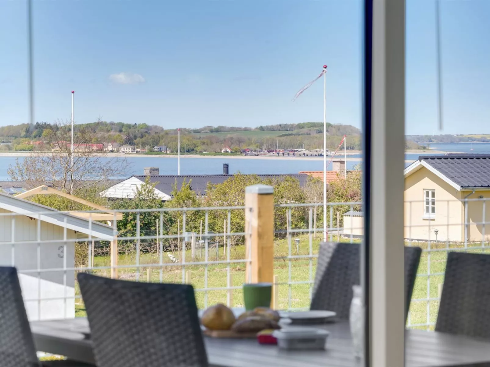 "Vasilij" - 300m to the fjord-Outside